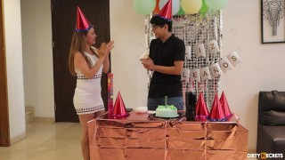 LIL_TIMY IS HAVING A BIRTHDAY AND I GIVE HER A BIG PRESENT WITH MY MOUTH - Video Porno Gratuite HD | Charmeuse X