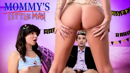 Mochi Mona & Annie King - The Best New Year's Celebration Ever. - Video Porno Gratuite HD | Charmeuse X