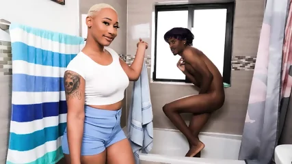 Thick Ass Daphne - My Stepmom Wants My Load - Video Porno Gratuite HD | Charmeuse X