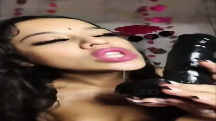 Mira Como  Chupa Su Dildo Negro - Video Porno Gratuite HD | Charmeuse X