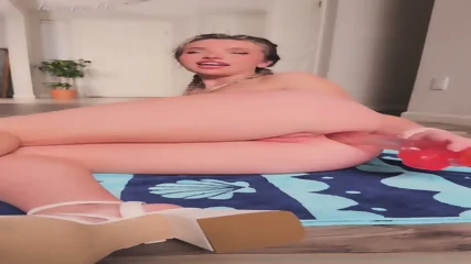 Little Blonde Plays With Her Asshole - Video Porno Gratuite HD | Charmeuse X